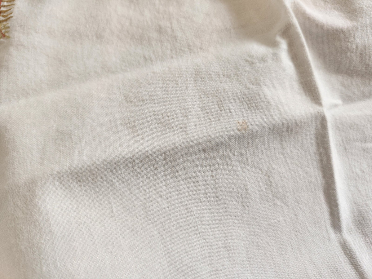 Ancienne petite nappe broderie bougie anniversaire thé 75 sur 76,5 cm