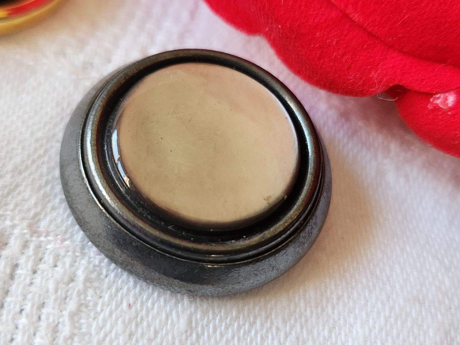 Gros bouton ancien monture métal coeur nacre gris laiteux  2,6 cm ref 1816