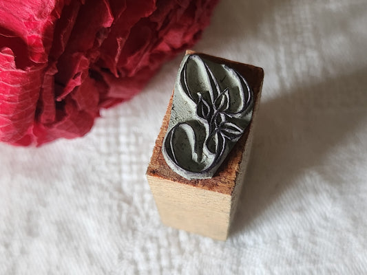 Petit tampon ancien monogramme C  broderie feston collection couture mercerie