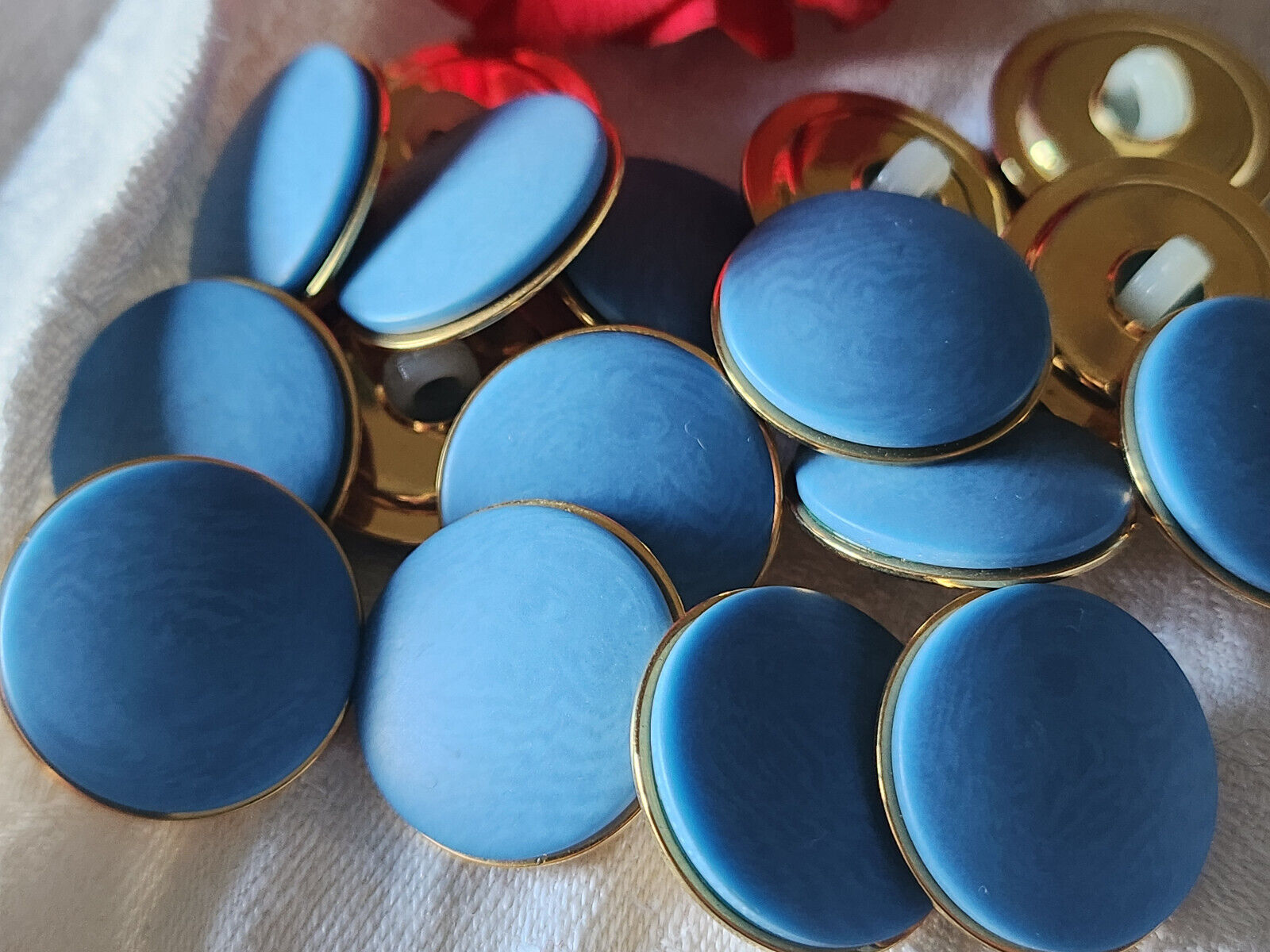 Lot 6 boutons vintage bleu veiné pourtour métal doré pied 2,3 cm ref 126