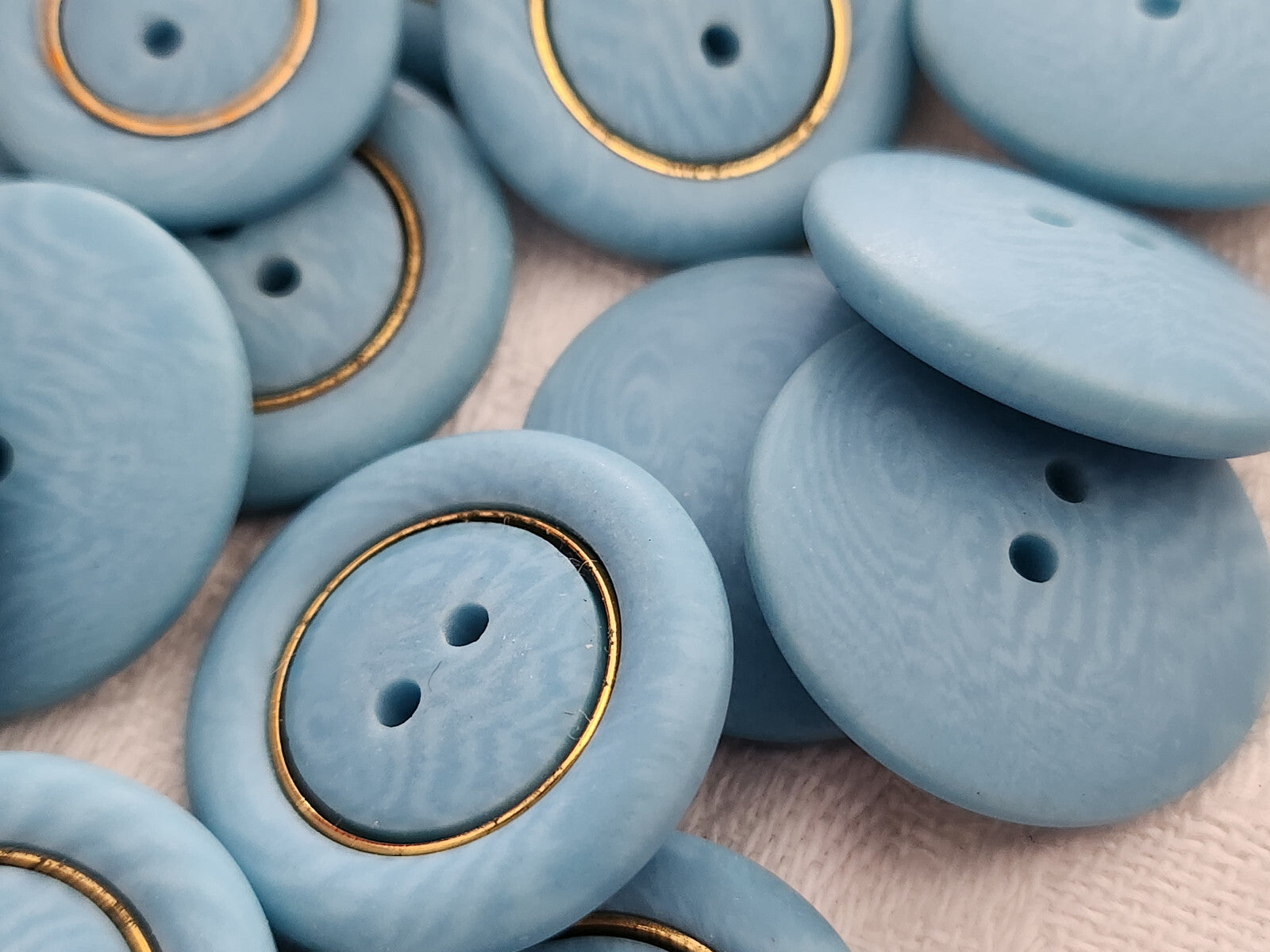 Lot 10 boutons vintage bleu mat veiné dorure   2,2 cm ref 6061