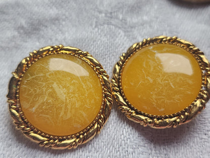 Duo boutons en métal doré coeur jaune jaspé bijoux pied 2,3 cm ref 4693