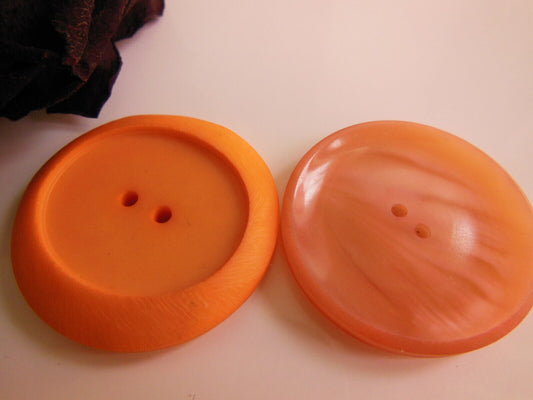 Duo gros boutons vintage orange coloré 3,3 et 3,5 cm D18J