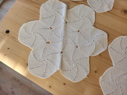 Lot  napperons anciens dont un a terminer crochet blanc épais B7