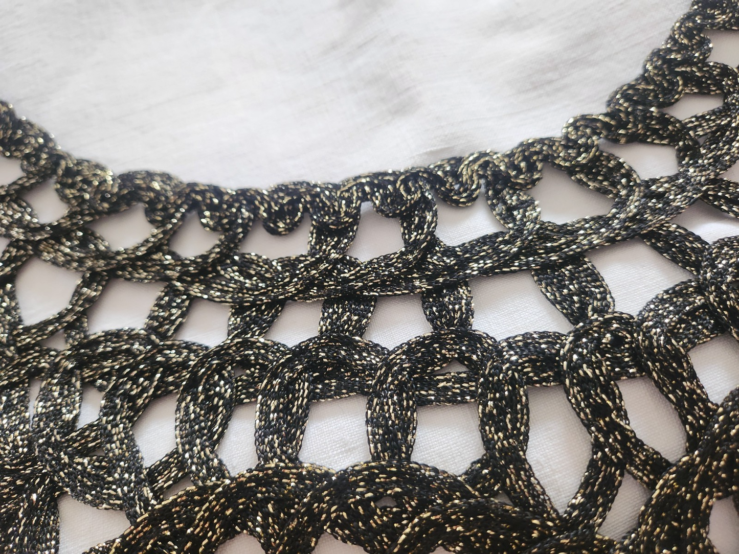 Grande encolure  vintage dentelle noir dore récup main robe soiréeevoir photo B8