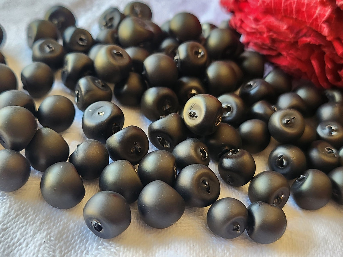 Lot 12 mini boutons anciens en verre noir/vert mat boule 0,8 cm ref 4982