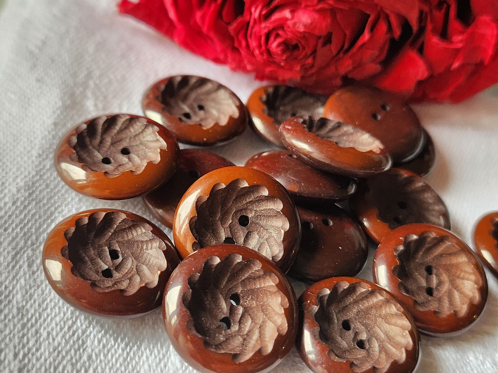 Lot 10 jolis  boutons vintage marron camaieu coeur sculpté 1,8 cm trous ref 3216