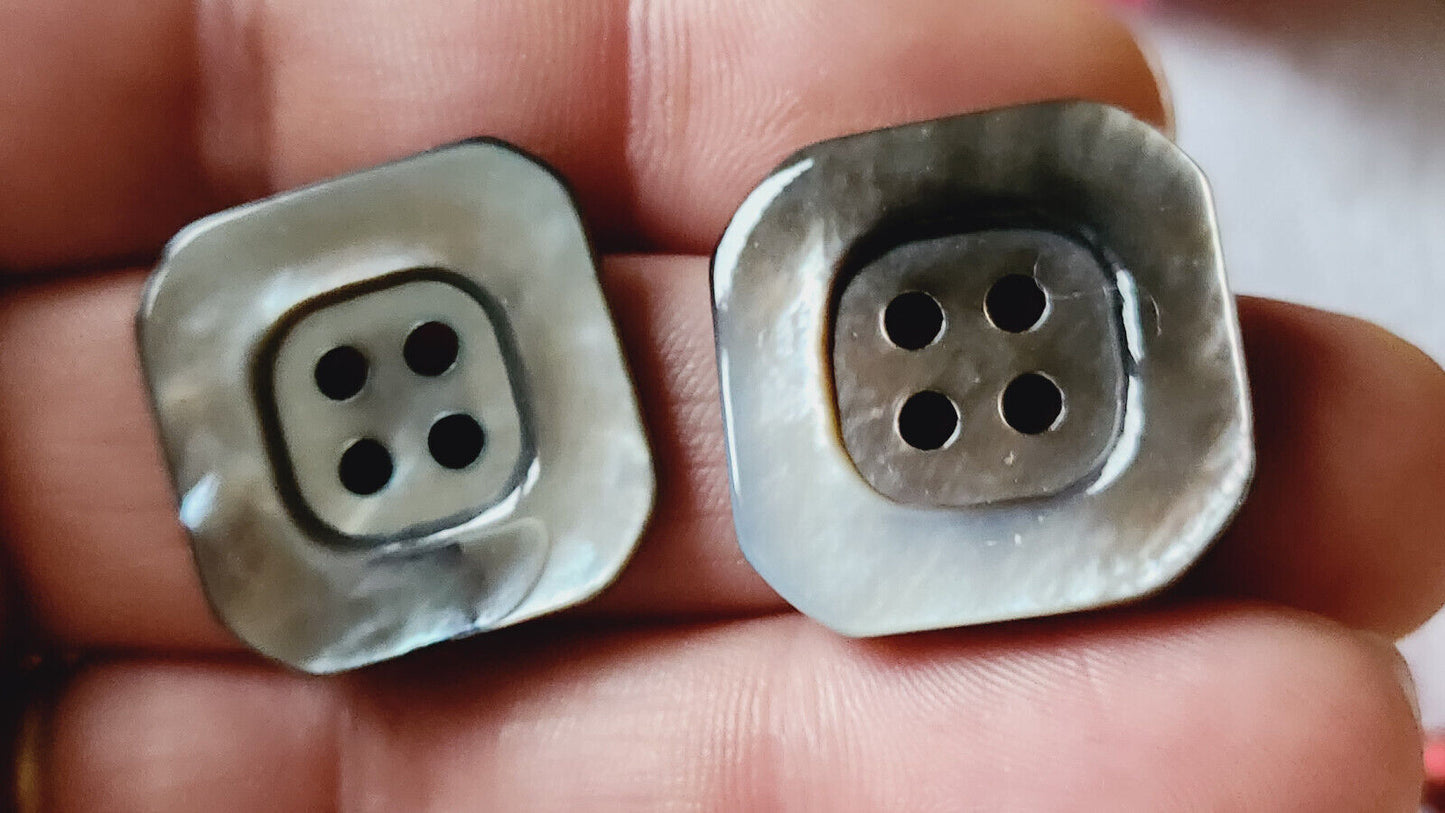 Duo gros boutons anciens en nacre carré gris  à trous 2,4 cm D13D