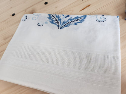 Ancienne petite nappe broderie bleu thé mignonne  96 cm sur 96 cm B7