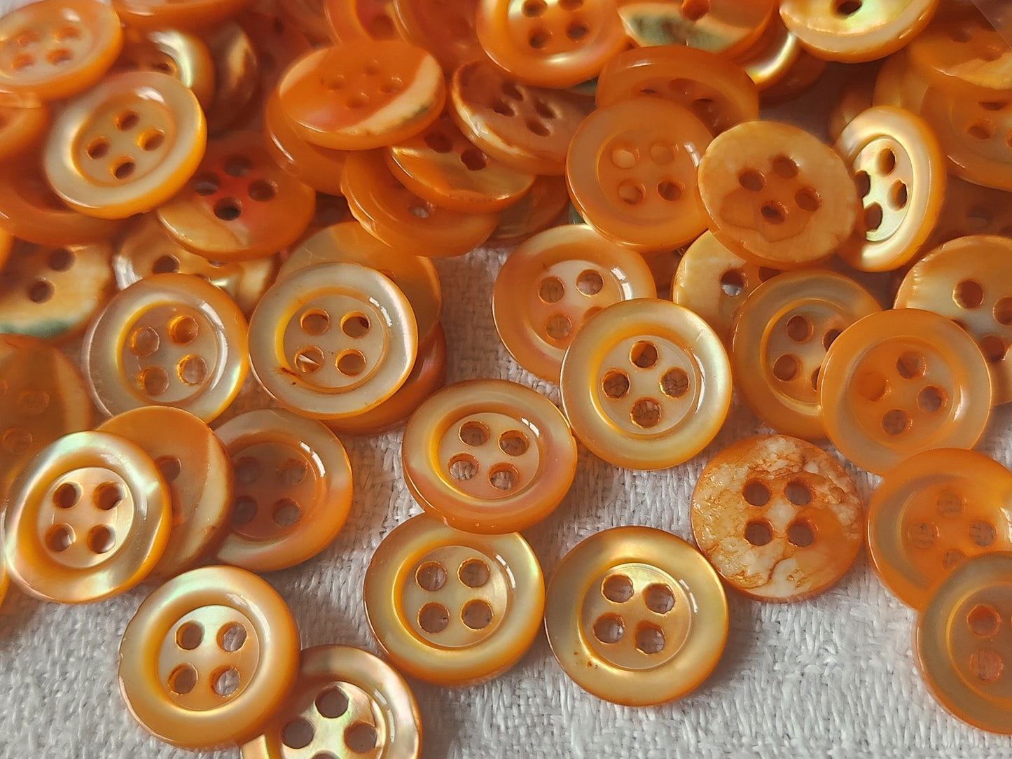 Lot 12 boutons vintage en nacre  orange  4 trous  1,1 cm ref 3188