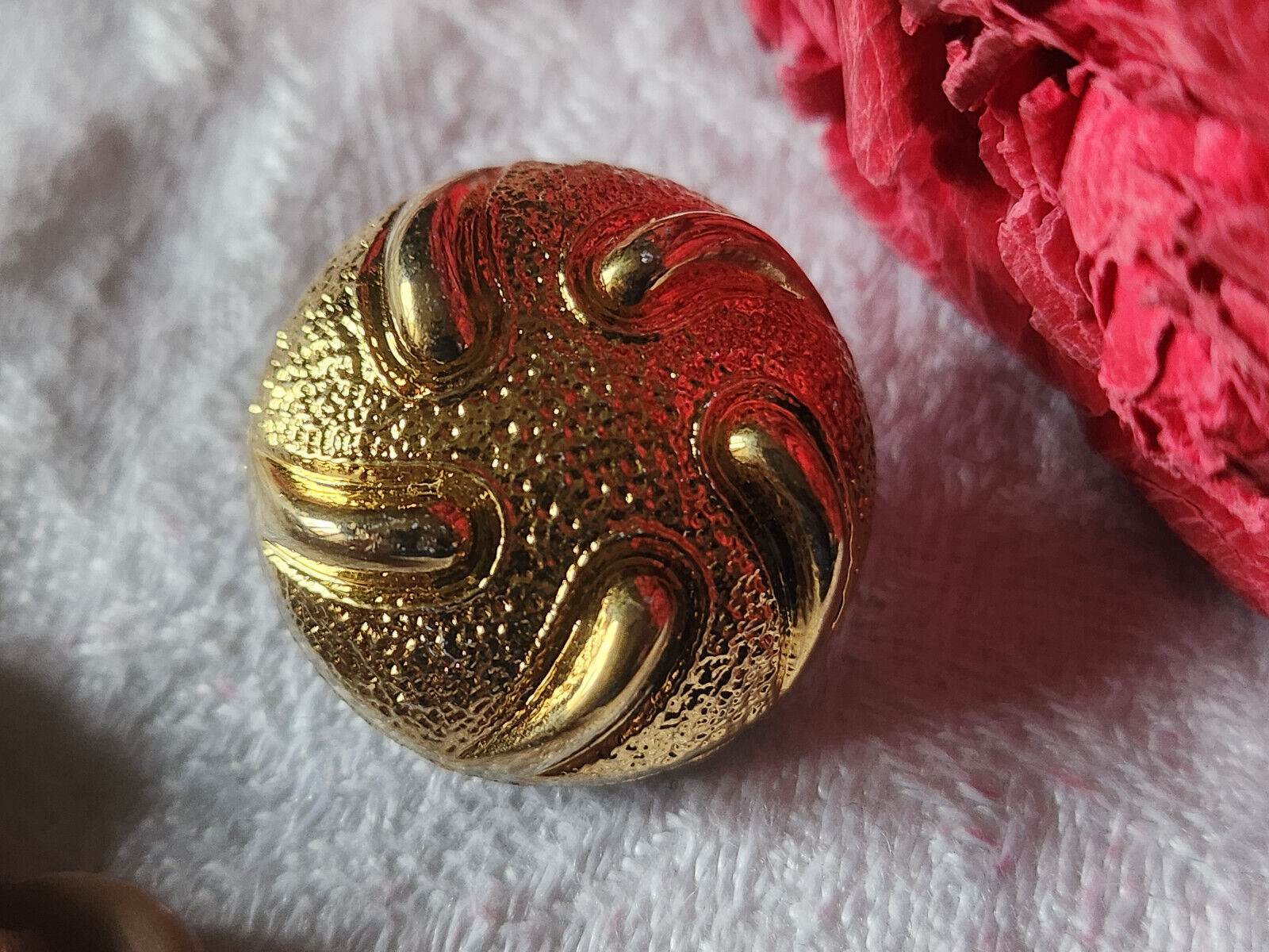 Gros bouton ancien en verre doré bombé à pied 2,2 cm D19F