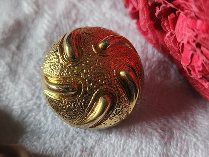 Gros bouton ancien en verre doré bombé à pied 2,2 cm D19F