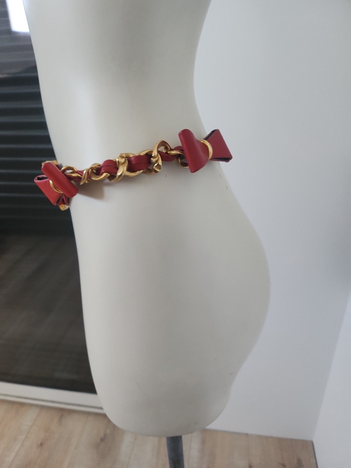 Ceinture ancienne vintage cuir rouge noeud métal doré  superbe