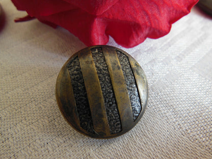 Bouton ancien en métal motif à nettoyer  à pied   2,1  cm D14C collection