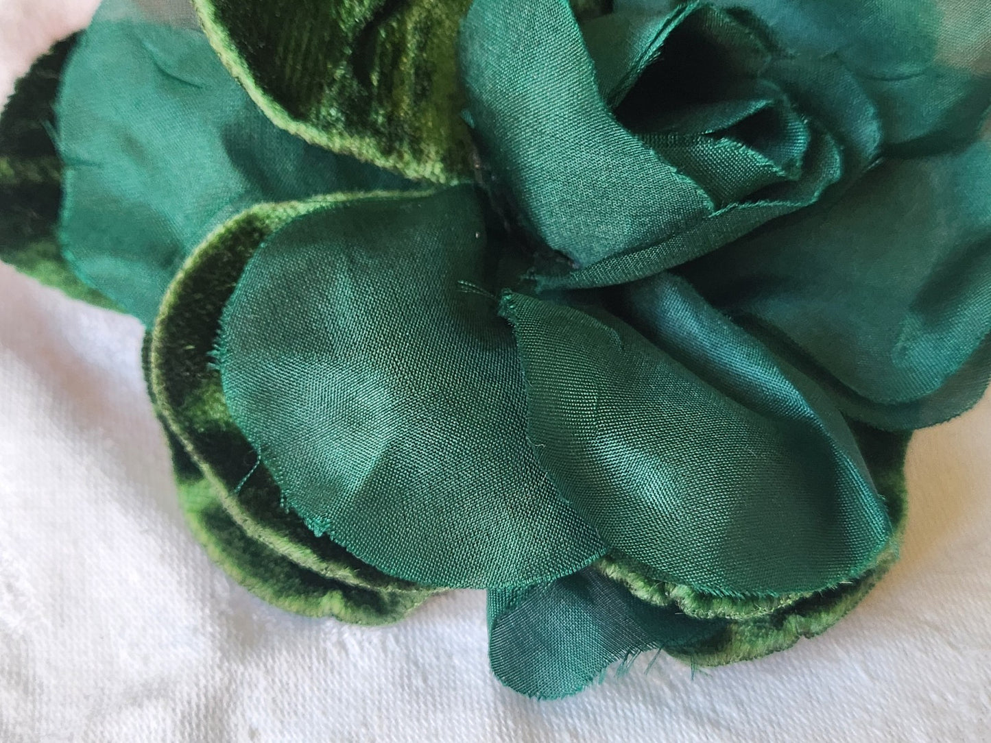 Grosse fleur ancienne vert  montée sur broche velours 11,5 cm  T0-17
