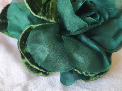 Grosse fleur ancienne vert  montée sur broche velours 11,5 cm  T0-17
