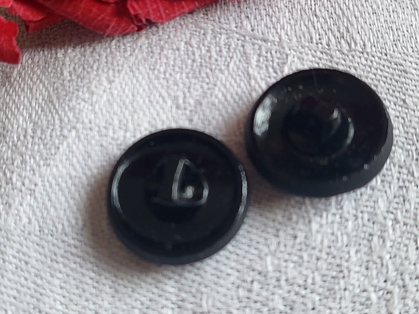 Duo boutons anciens en verre noir travaillé à pied 1,7/1,8  cm D18B