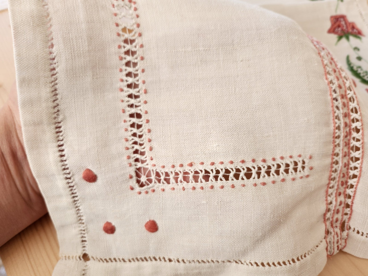 Superbe napperon ancien fil tiré ajouré broderie rose 49 sur 34,5 cm B8