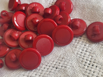 Lot 21 petits boutons rouge à pied strié diamètre 1,1 cm ref 2042