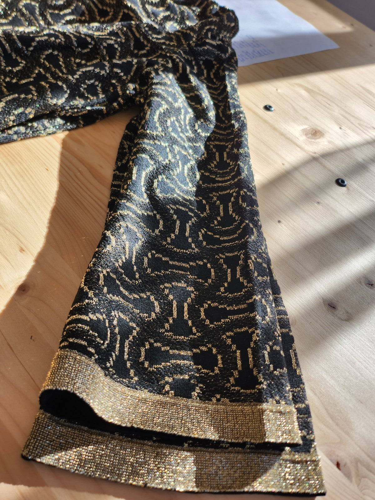 Pur vintage robe pull  manche patte d'eph noir doré  ref portant