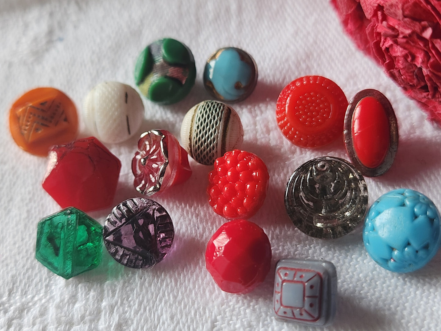 Lot 16 mini boutons anciens en verre  collection 0,7 à 1 cm ref 4847