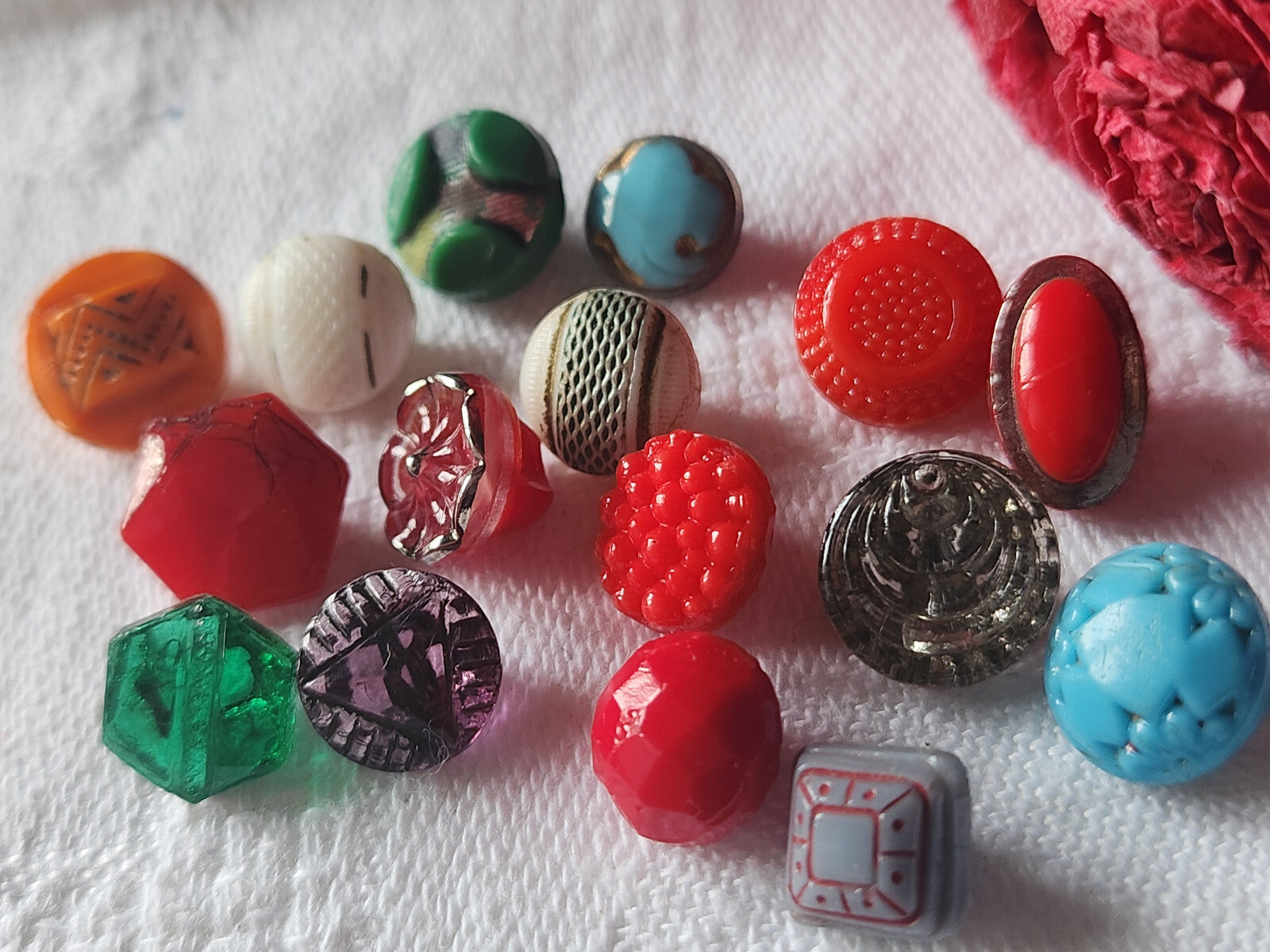 Lot 16 mini boutons anciens en verre  collection 0,7 à 1 cm ref 4847