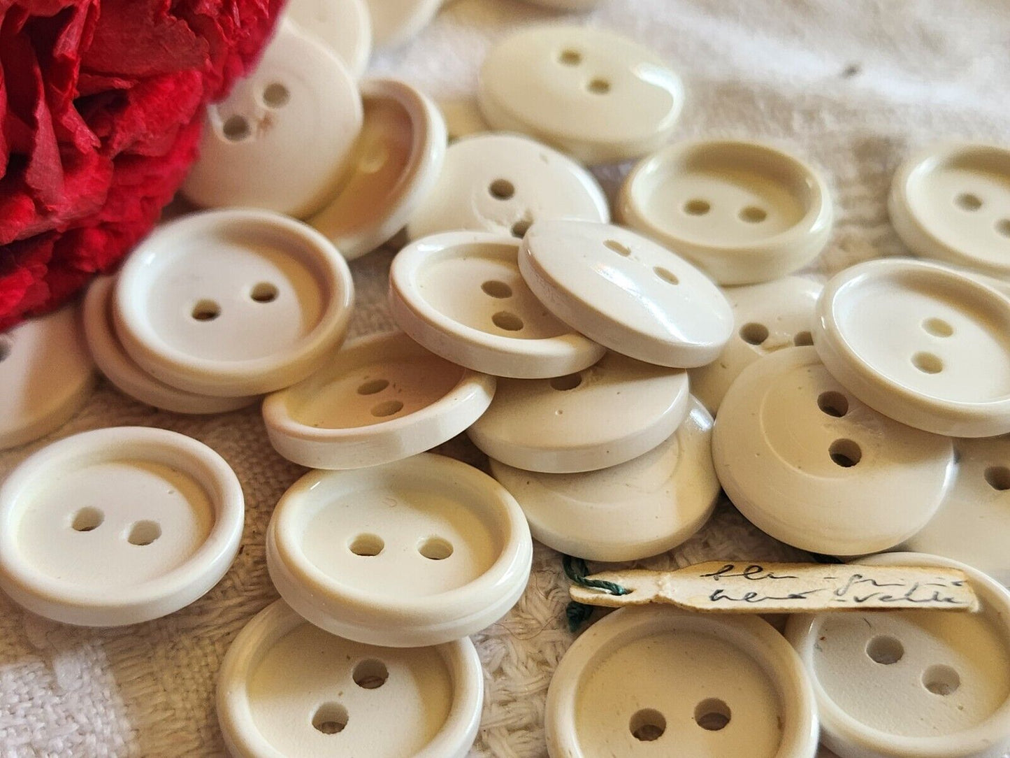Lot 24 boutons vintage blanc crème à trous 1,5 cm ref 2687