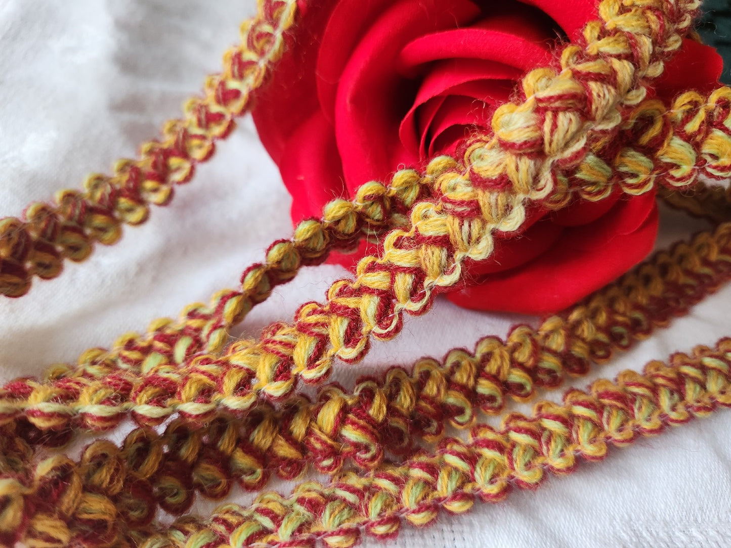 Galon vintage rouge vert jaune 3 m 80 sur 1,5 cm A3