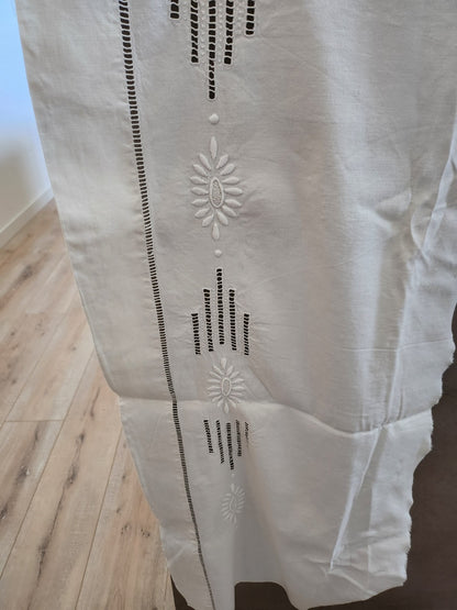 Ancien retour de drap blanc monogramme HK jour échelle découverte marguerite B8