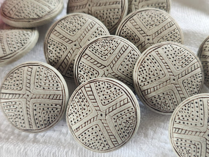 Lot 12 boutons gris pied   fond d'atelier 2,2 cm travaillé   ref 2402