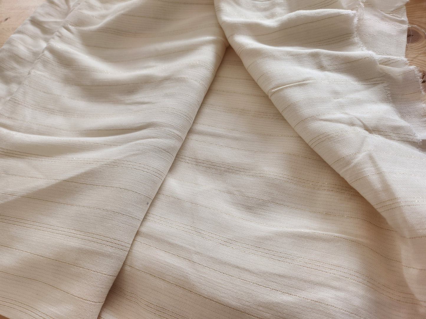 Grand coupon de tissu blanc fil doré mou 1 m51 sur 3 mètres B8