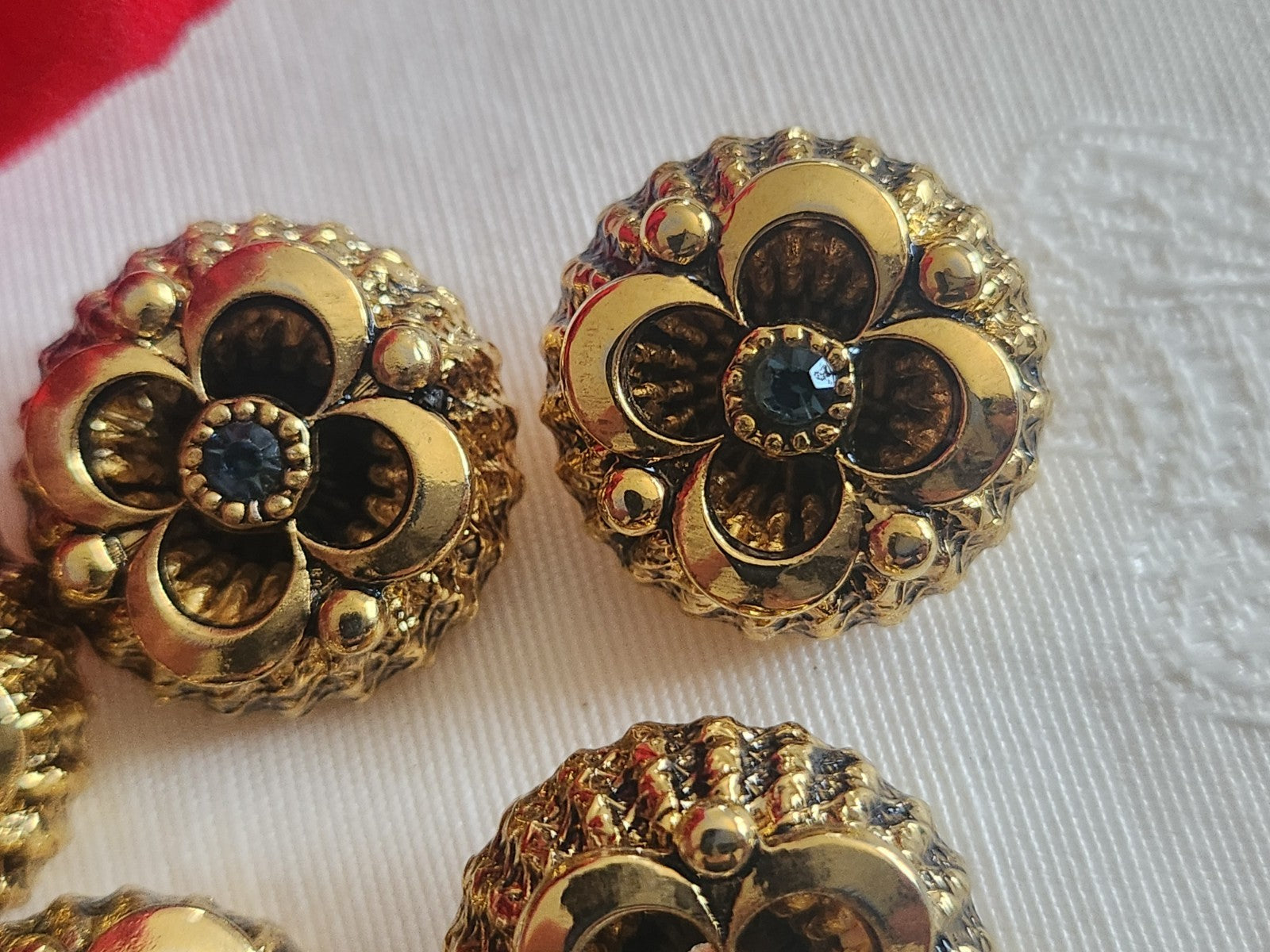 Lot 5 boutons vintage en métal doré volume coeur strass bleu 2,1 cm ref 6218
