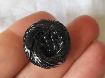Bouton ancien en résine noir légèrement argenté diamètre 2,1 cm G17D