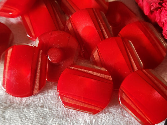 Lot 6 gros boutons vintage rouge gris reflet nacré 1,9 sur 2,2 cm ref 3002
