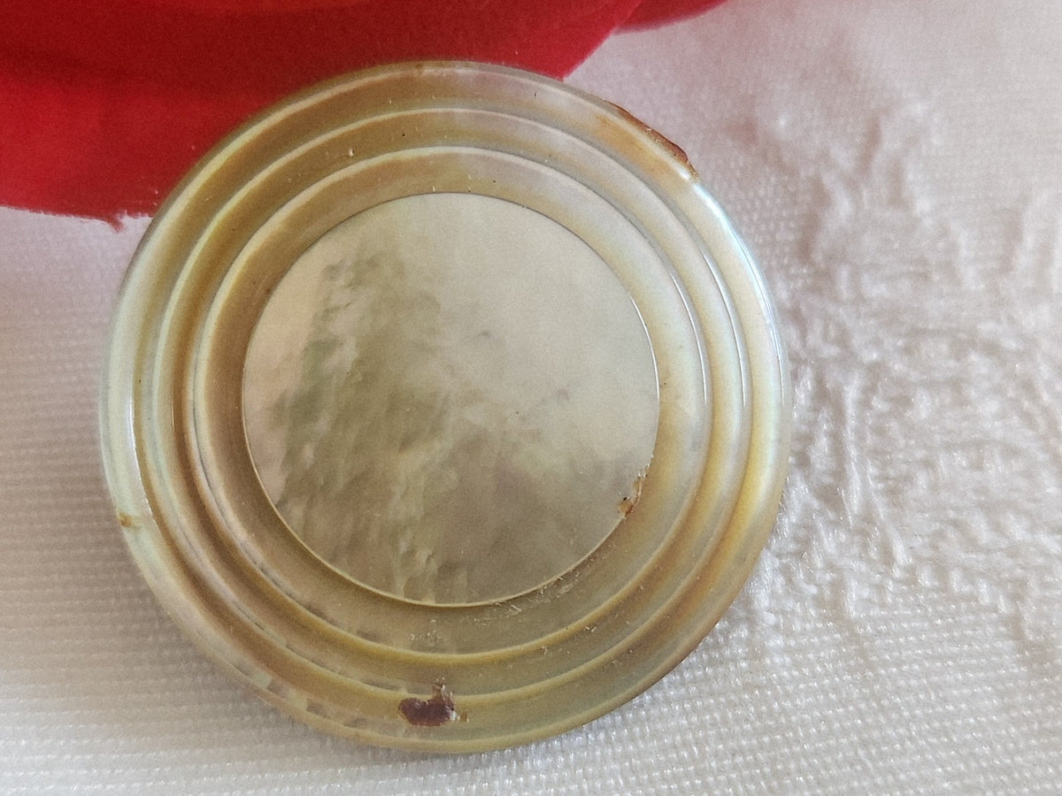 Gros bouton en nacre travaillé pied 2,8 cm ou 28 mm  ancien vintage G3C