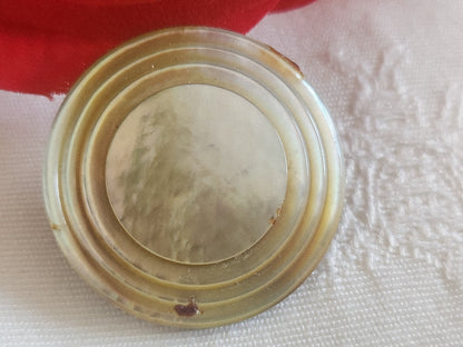 Gros bouton en nacre travaillé pied 2,8 cm ou 28 mm  ancien vintage G3C