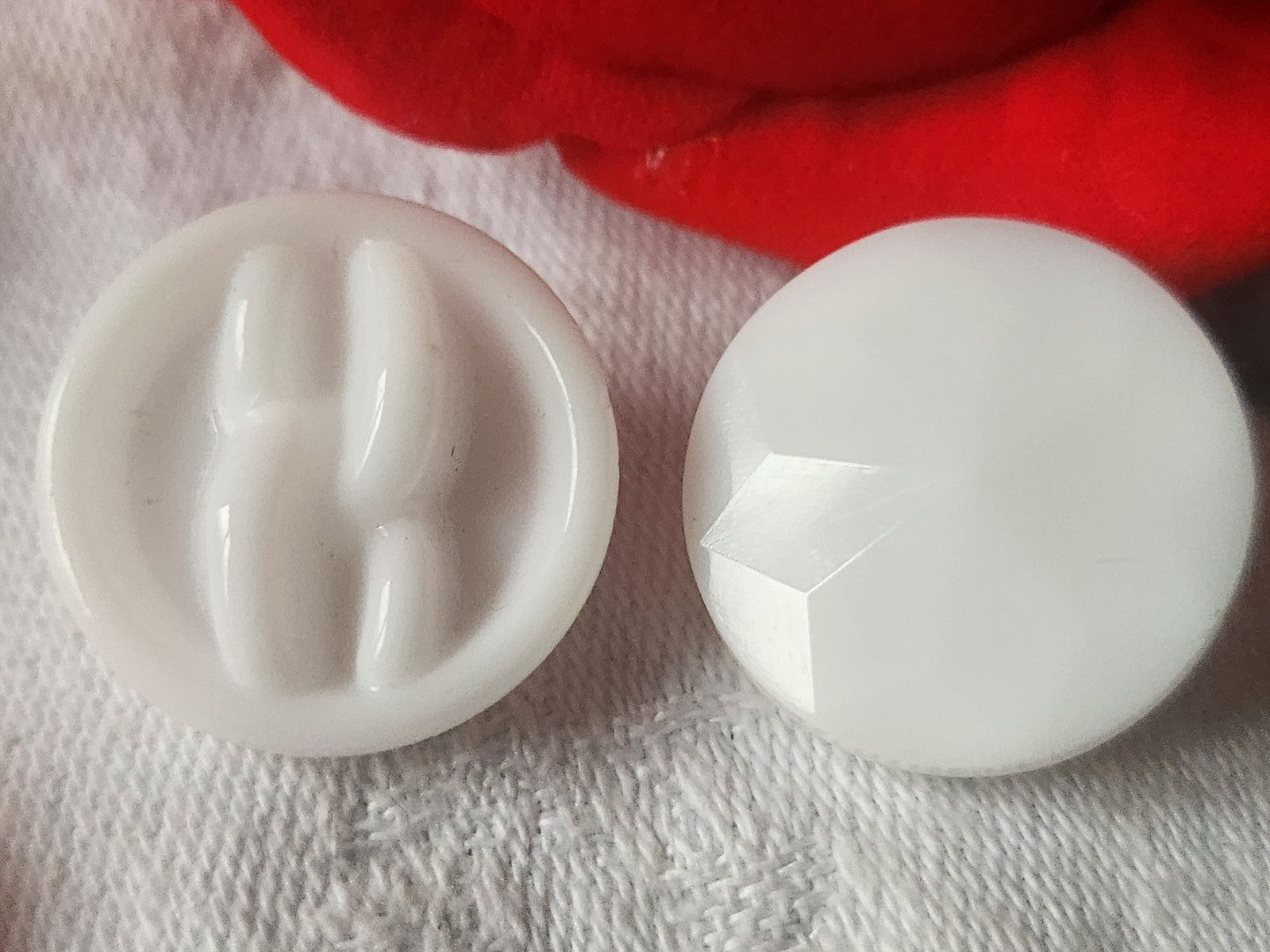 Duo gros boutons anciens en verre blanc vintage 2,2 cm D9J