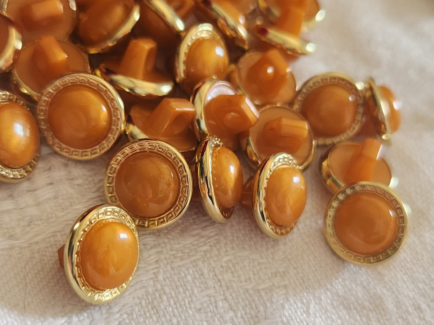 Lot 18 boutons fond d'atelier marron orange pied petits doré 1,1 cm ref 2253