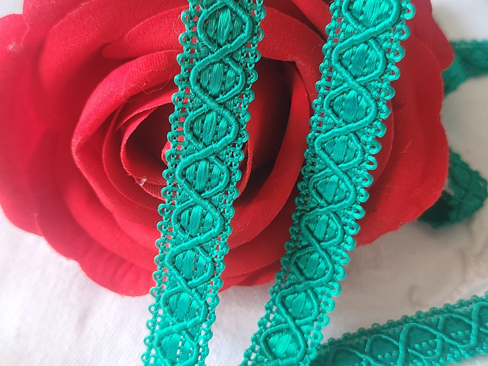 Galon vintage vert satiné 3 métres sur 1,3 cm A3