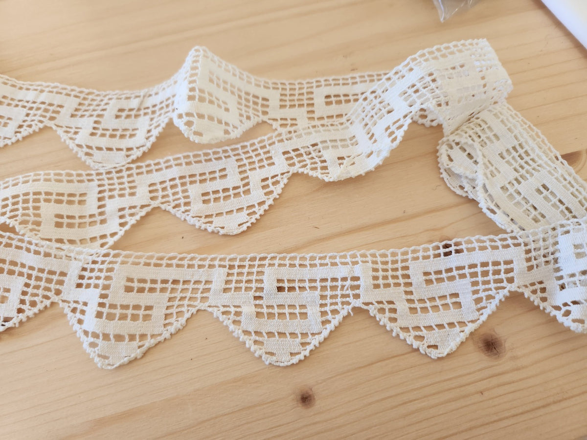 Dentelle ancienne jolie main 1 m 55 sur  3,9 cm au max T3-12