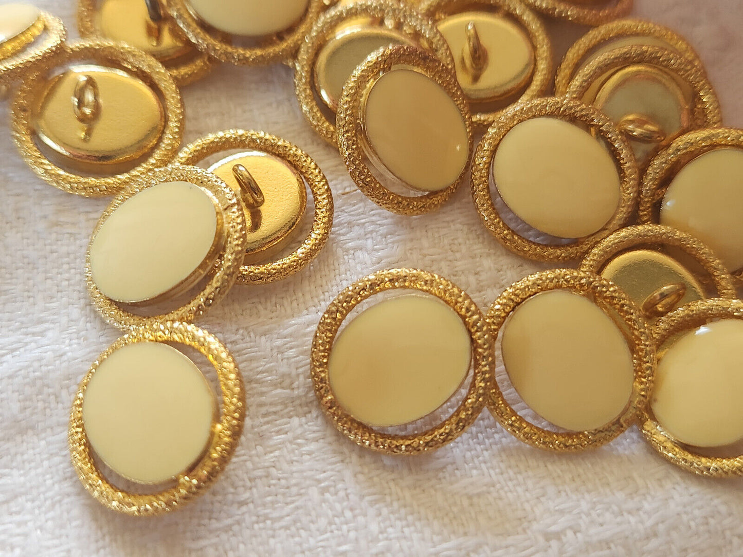 Lot 7 boutons vintage en métal doré ajouré créme à pied 1,4 cm ref 1654