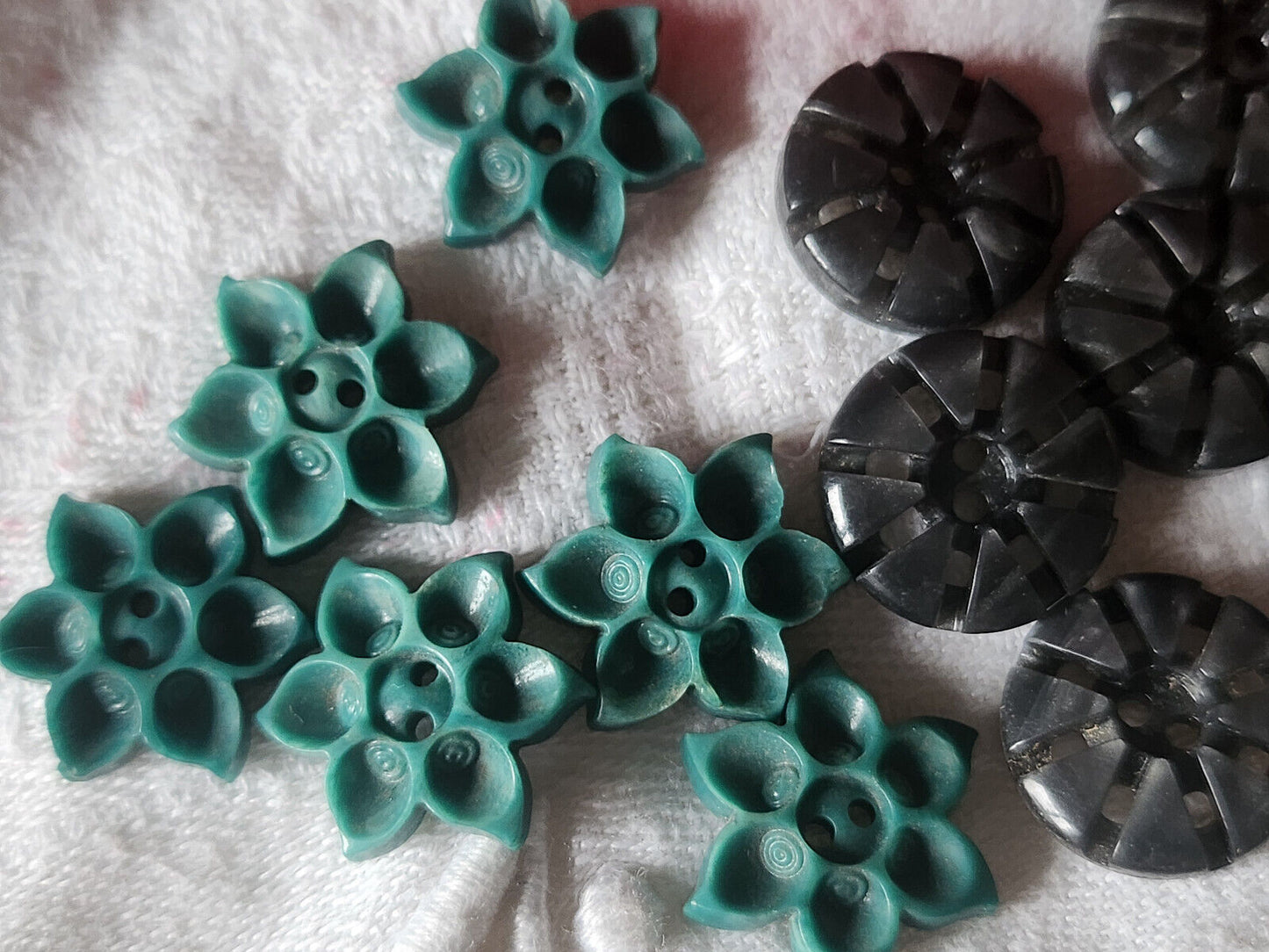 Lot 14 petits boutons anciens travaillé gris vert 2 series 1,5 et 1,7 ref 616