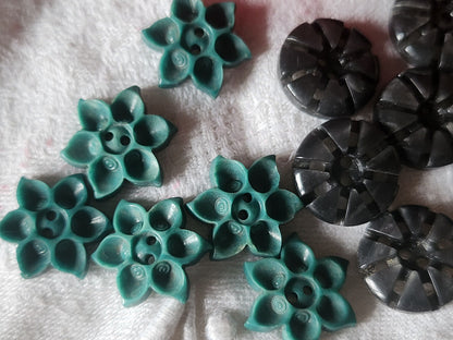Lot 14 petits boutons anciens travaillé gris vert 2 series 1,5 et 1,7 ref 616