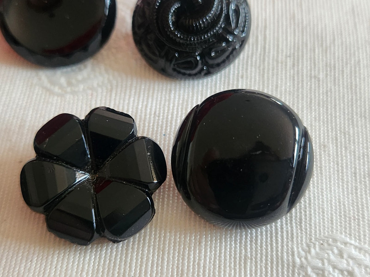 Lot 6 boutons anciens vintage  en verre noir  panaché 1,7/ 1,8 cm ref 6241
