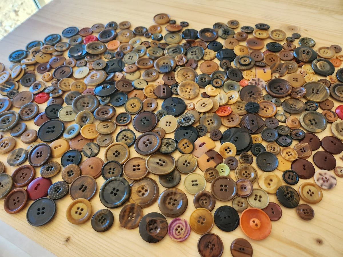 Gros lot de boutons anciens en corozo à trous un peu moins de 500 grammes T10
