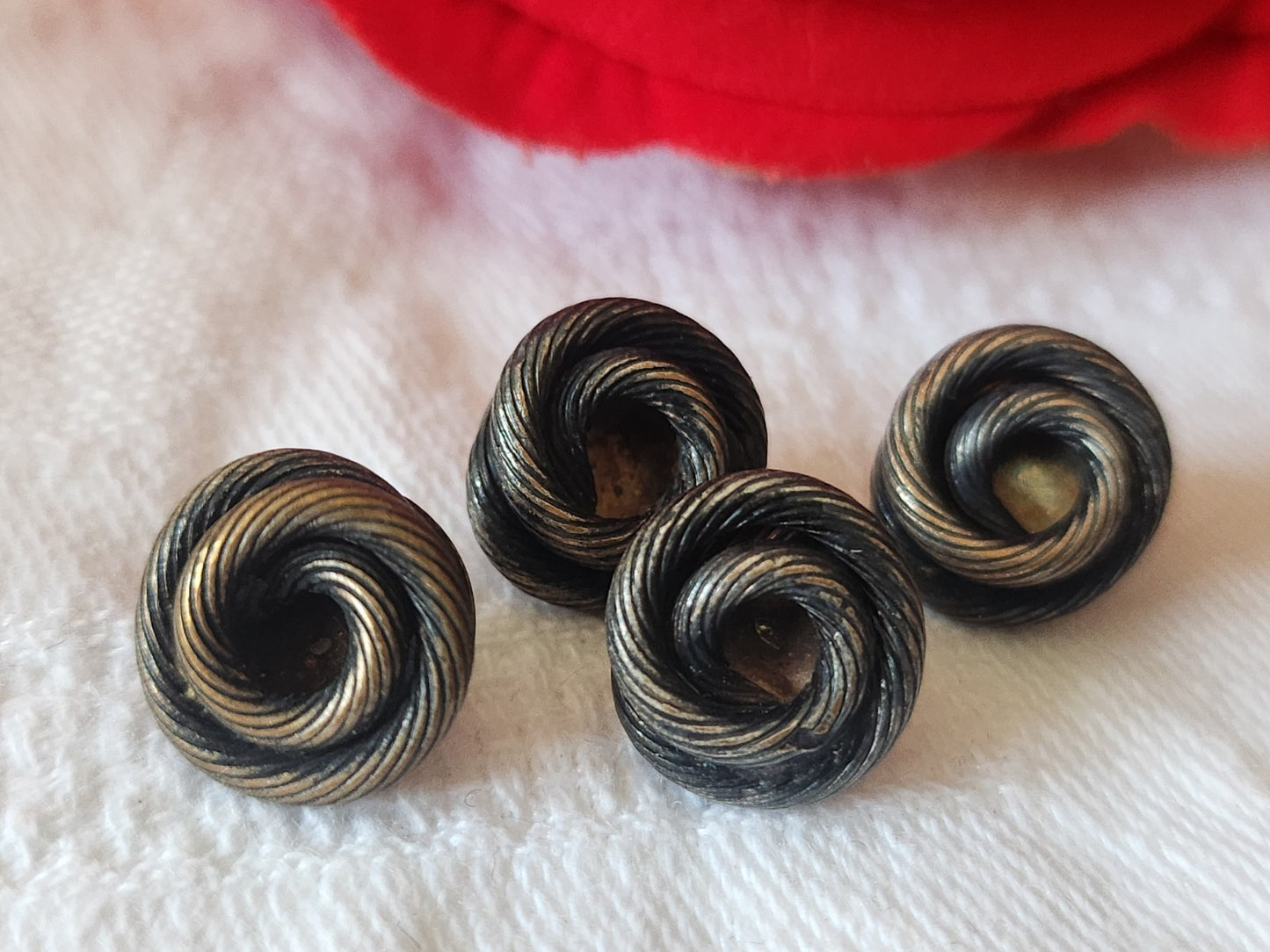 Lot 4 mini boutons anciens en metal tel que ou a perlé 1,1 cm G4M