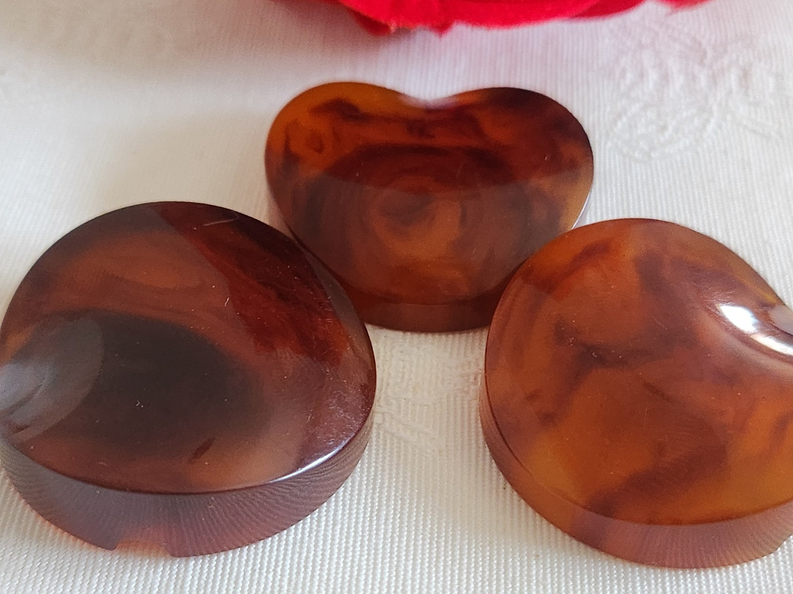 Trio gros boutons anciens ambrés ambrolite?  pied 3,4 cm ref 6220