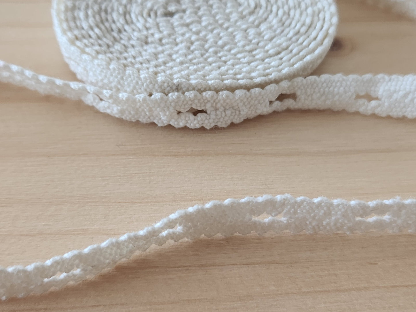 Dentelle ancienne coton ajourée 2 mètres 05 sur 0,9 cm fait main T1-23