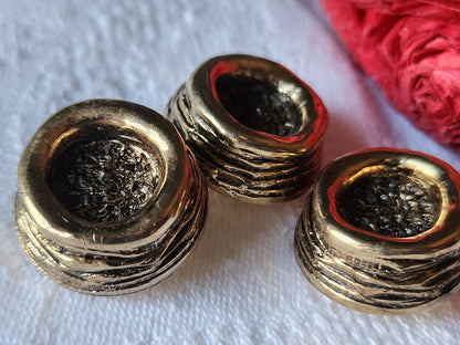 Trio hauts boutons vintage en résine doré volume pied 2,3 cm ref 5809