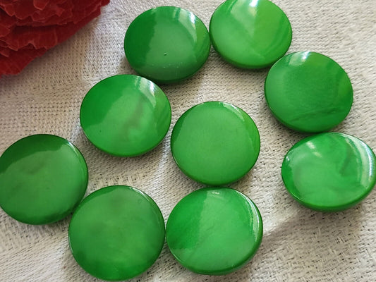 Lot 9 boutons vintage vert à pied plat diamètre  1,7 cm ref 2646